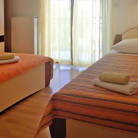 Pink In Only 200 M From The Sea Apartamento Starigrad Paklenica