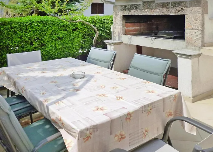 Pink In Only 200 M From The Sea Starigrad Paklenica