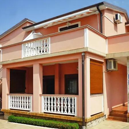 Appartement Pink In Only 200 M From The Sea Starigrad Paklenica