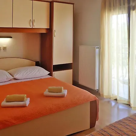 Pink In Only 200 M From The Sea Starigrad Paklenica
